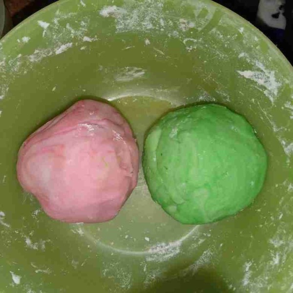Bagi adonan menjadi 2 bagian kemudian beri warna masing-masing (saya memakai pasta pandan dan pewarna merah muda).