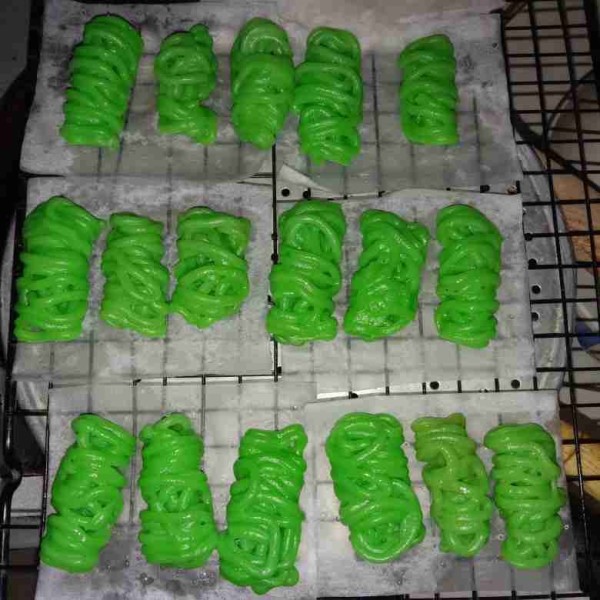 Putu mayang siap disajikan dengan guyuran kuah kinca sesuai selera.