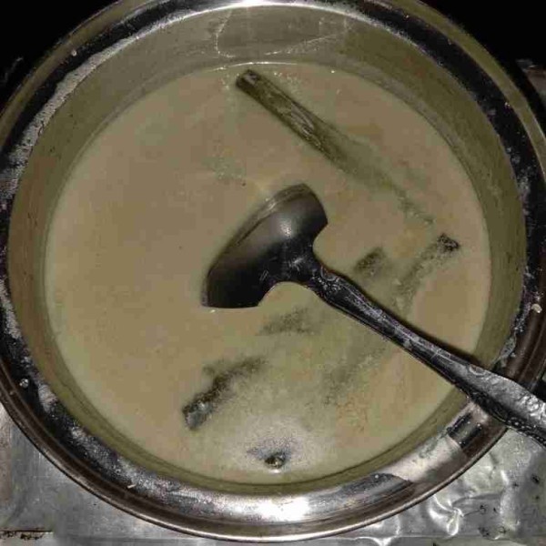 Membuat kuah kinca : dalam panci masukkan semua bahan kuah kinca, masak hingga gula larut dan santan mendidih, angkat, sisihkan.