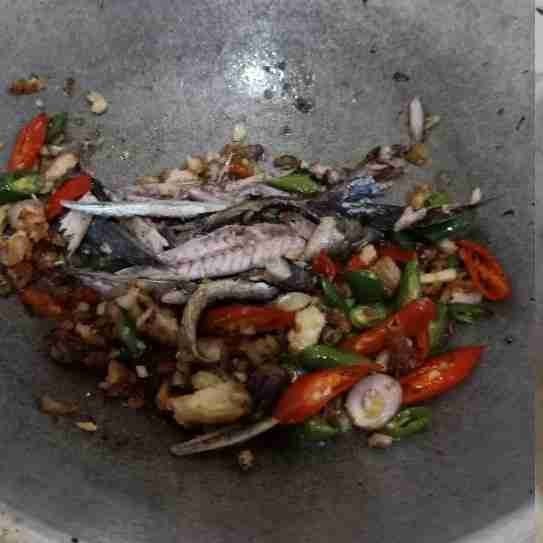 Lalu masukkan ikan tongkol dan goreng bersama bumbu hingga matang. Ikan tongkolnya harus bersih dari duri. Masukan sedikit kecap manis.