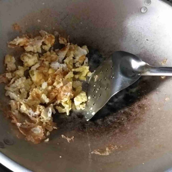 Panaskan 3 sdm minyak, kemudian masukan telur dan orak-arik hingga matang dan berbutir,  sisihkan di sisi wajan.