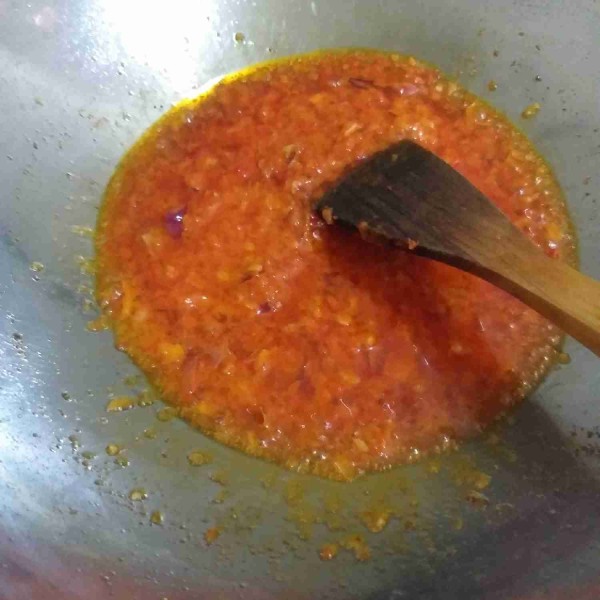 Panaskan minyak, tumis bumbu halus (cabai, bawan merah dan bawang putih) sampai harum dan matang.
