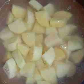 Kupas kentang, potong potong dan rendam dengan air garam kemudian cuci bersih.