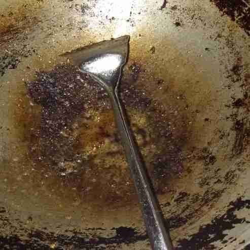 Masukkan seluruh bahan kedalam wajan yang terisi minyak panas.