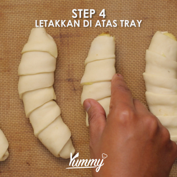 Letakkan puff pisang di atas tray lalu oles dengan kuning telur dan tabur dengan gula palm. Setelah itu oven dengan suhu 190 C selama 35 menit.