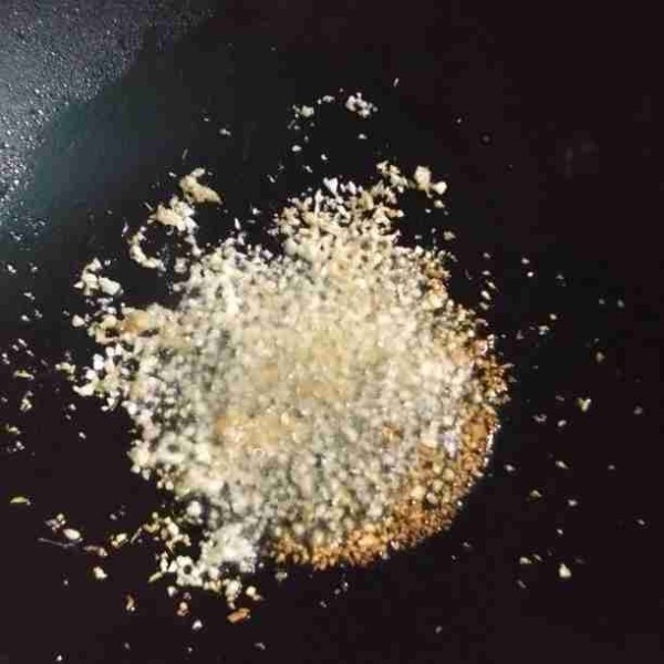 Tumis bawang putih dan jahe sampai harum.