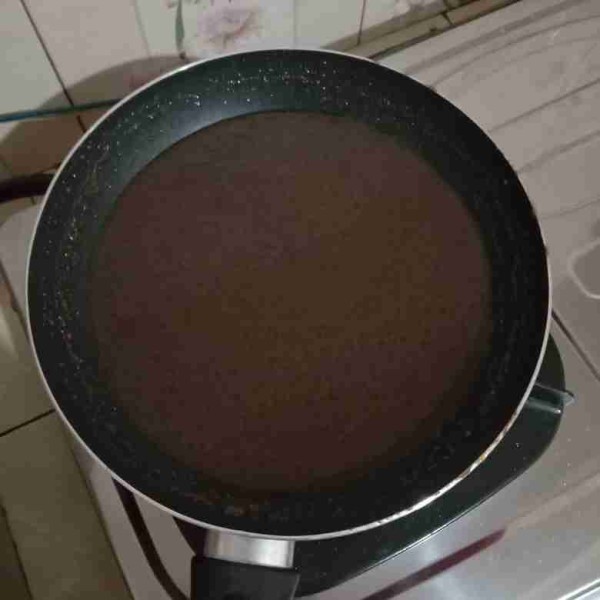 Masukkan margarin lalu matikan api, tuang susu kental manis, aduk rata kemudian dinginkan.