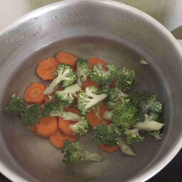 Potong wortel dan brokoli, lalu direbus sampai matang.