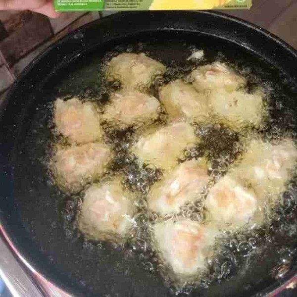 Goreng dengan minyak panas dengan setelan api sangat kecil. Masak hingga kecoklatan dan matang.