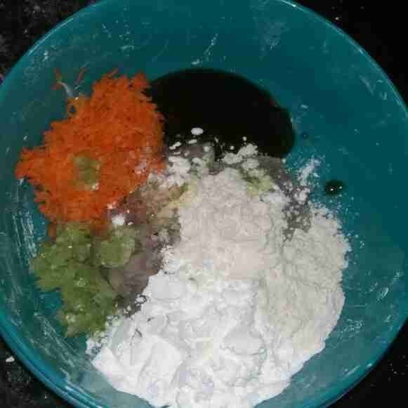 Tambahkan semua bahan isian lainnya, aduk hingga tercampur rata.