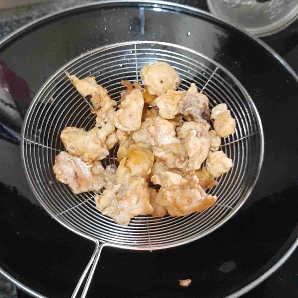 Panaskan minyak, goreng daging ayam hingga berwarna kecoklatan dikedua sisinya. Angkat dan tiriskan, sisihkan.
