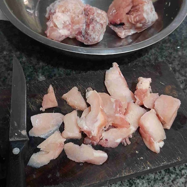 Fillet dada ayam, lalu potong-potong dagingnya dengan ketebalan kurang lebih 1 cm, lalu taburi dengan sedikit garam.