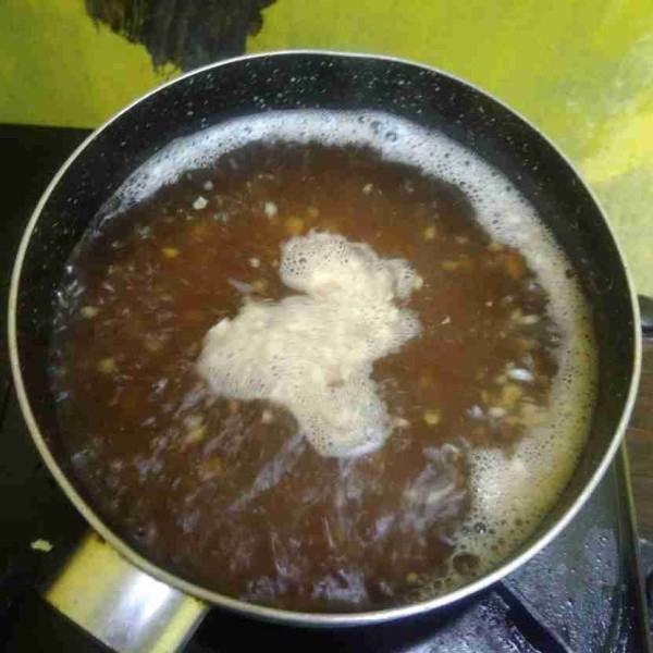 Kuah: tumis bawang putih hingga harum tapi tidak gosong. Tambahkan air lalu tambahkan kaldu jamur, merica bubuk, dan kecap asin. Koreksi rasa, jika kurang tambahkan garam.