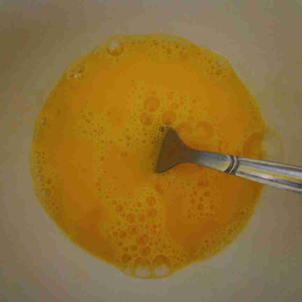 Dalam mangkuk berbeda, masukkan telur garam dan kaldu jamur kocok hingga tercampur rata, saring.