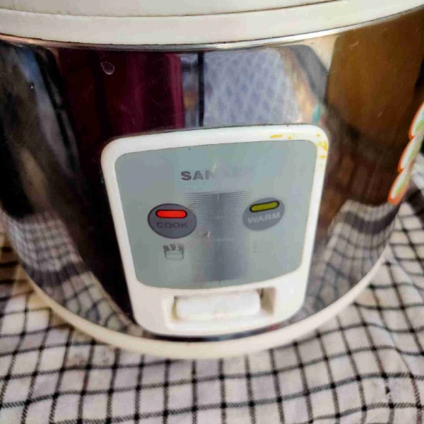 Proses dengan rice cooker dengan menekan tombol cook. Tunggu hingga matang.