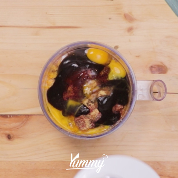 Tumis bawang putih dan bawang bombay dengan minyak hingga layu dan harum. Setelah itu angkat dan sisihkan. Step selanjutnya campurkan daging ayam yang telah diiris, tumisan bawang, tepung roti, susu cair, telur, hoisin, ngohiong, angkak, kayu manis, bawang putih bubuk, jahe bubuk, pala bubuk, penyedap, gula dan garam dalam food processor lalu haluskan. Setelah itu sisihkan.