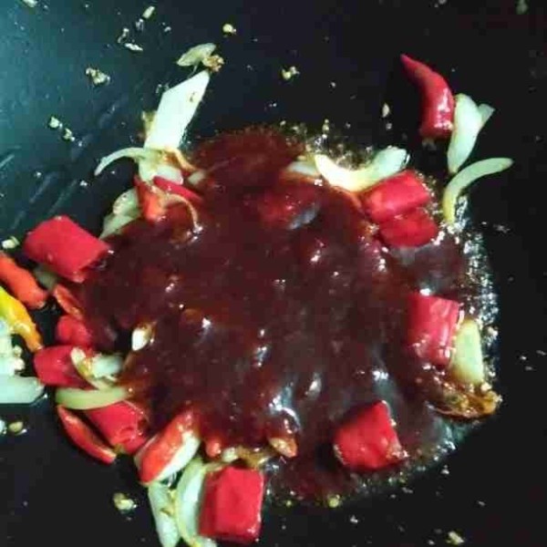 Campur semua bahan saos, kemudian masukkan dalam tumisan bumbu, aduk rata.