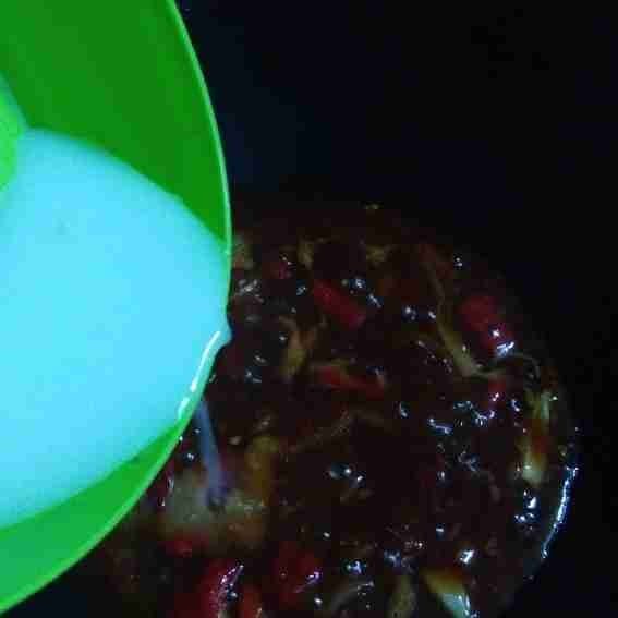 Masukkan tepung maizena, aduk sampai meletup-letup.