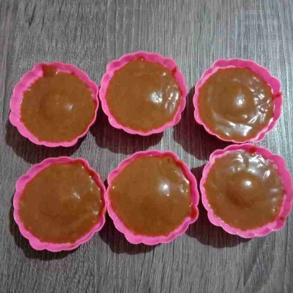 Olesi cetakan dengan minyak goreng lalu tuang adonan hingga 3/4 bagian saja.