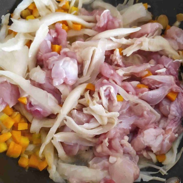 Masukkan daging ayam dan aduk hingga daging mulai berubah warna.