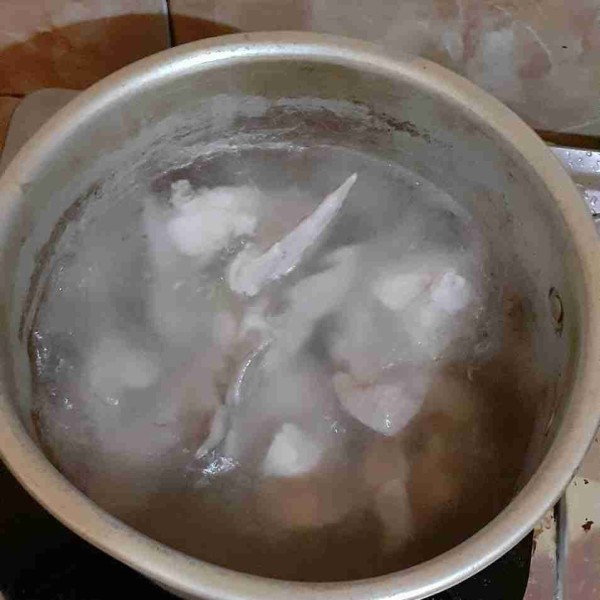 Rebus ayam dalam air mendidih hingga matang kemudian sisihkan.