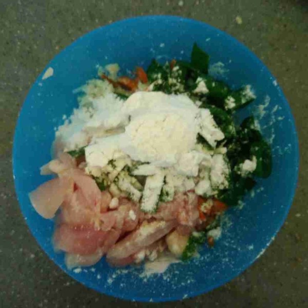 Dalam mangkuk, masukkan ayam, sayur, bawang puyih, dan tapioka, aduk hingga tercampur rata.