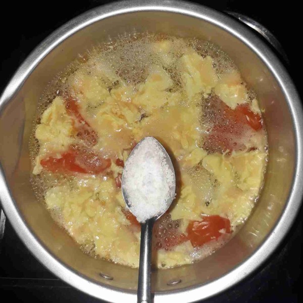 Masukkan garam, kaldu bubuk, dan lada, aduk sampai rata.
