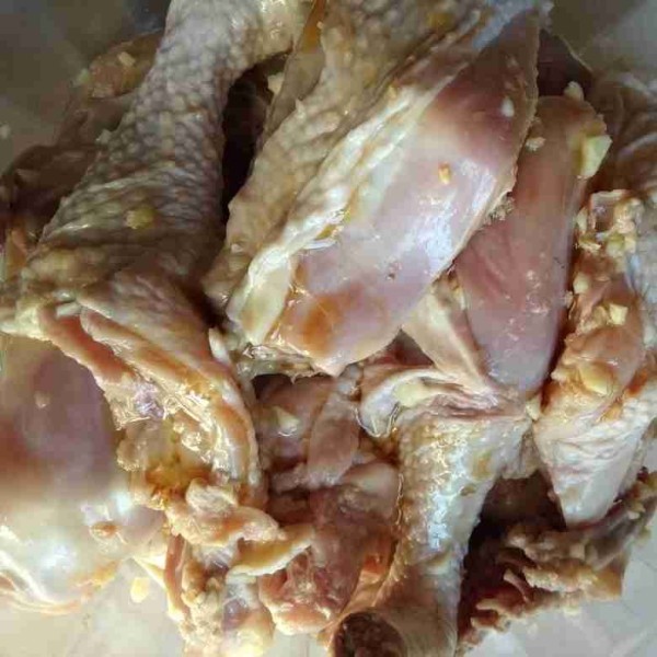 Lumuri ayam dengan bumbu minyak. Tempatkan dalam wadah tahan panas lalu tutup dengan aluminium foil, biarkan hingga 1 jam.