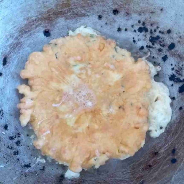 Buat dadar, gunakan wajan jadul/aluminium dan minyak agak banyak agar bagian pinggir telur lebih renyah. Hasilnya menjadi dua buah dadar telur.