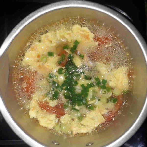 Tambahkan daun bawang, masak sampai layu.