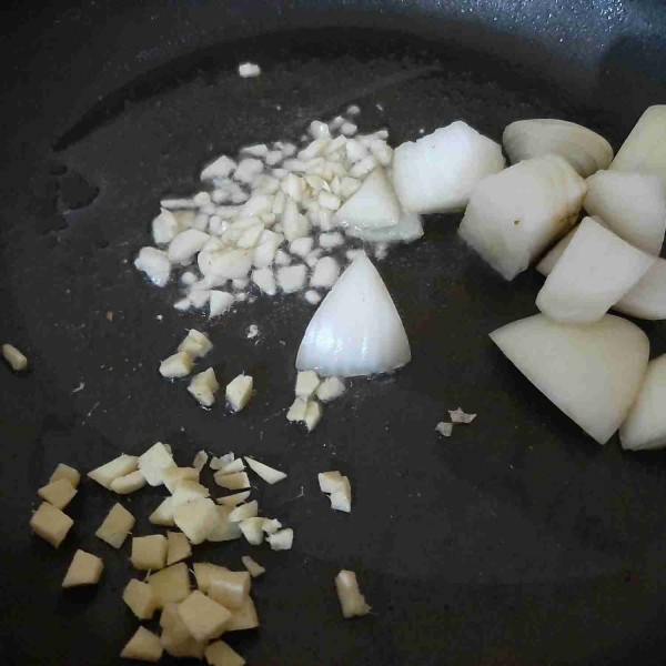 Tumis bawang putih, bawang bombay, dan jahe sampai harum.