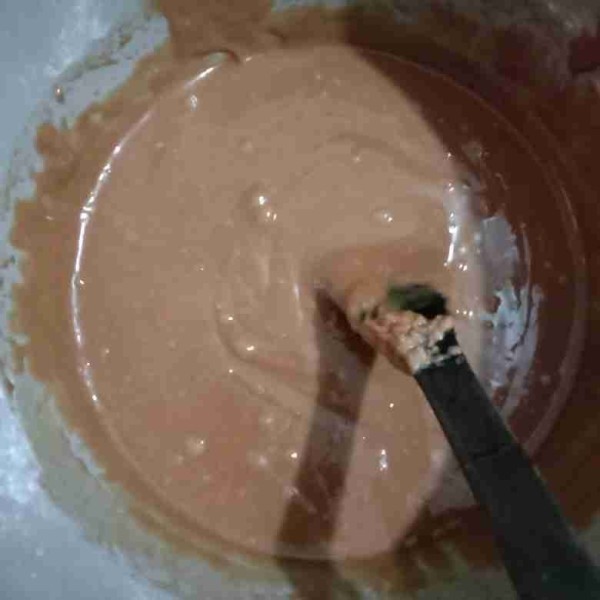 Taruh semua bahan C dalam wadah lalu tuang larutan karamel sedikit demi sedikit, aduk hingga tercampur rata.