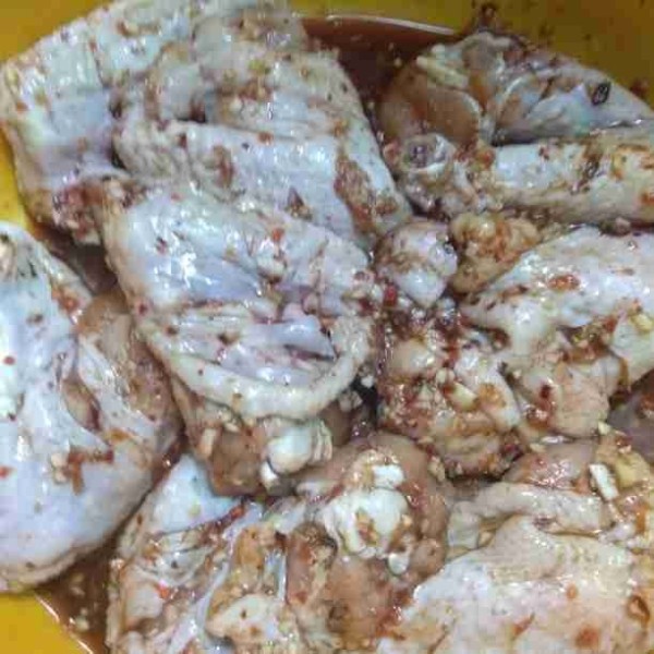 Cuci bersih ayam potong bagian ujungnya kemudian rendam dengan bumbu marinasi selama 1 jam.