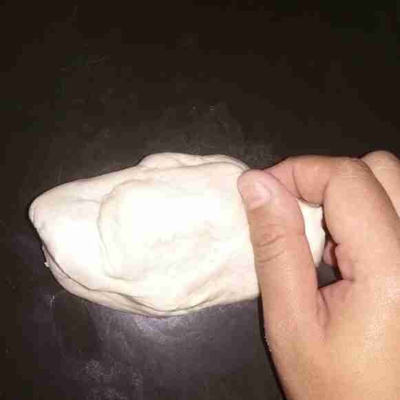 Setelah 10 menit, uleni adonan hingga benar-benar kalis.