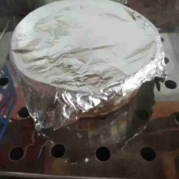 Kukus dalam kukusan yang sudah panas, pastikan airnya cukup untuk mengukus selama 1 jam.