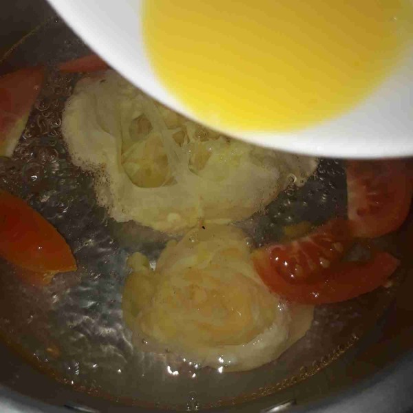 Masukkan telur, tunggu 30 detik lalu aduk.