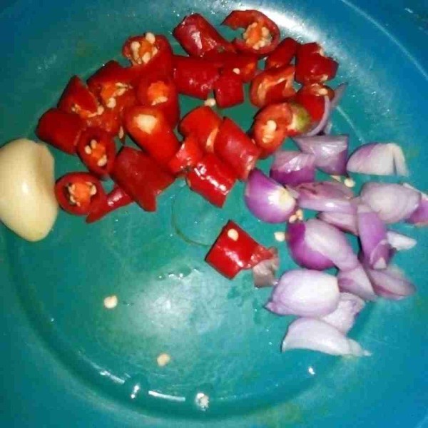 Haluskan 4 cabe merah, 4 siung bawang merah, dan 1 siung bawang putih lalu sisihkan.