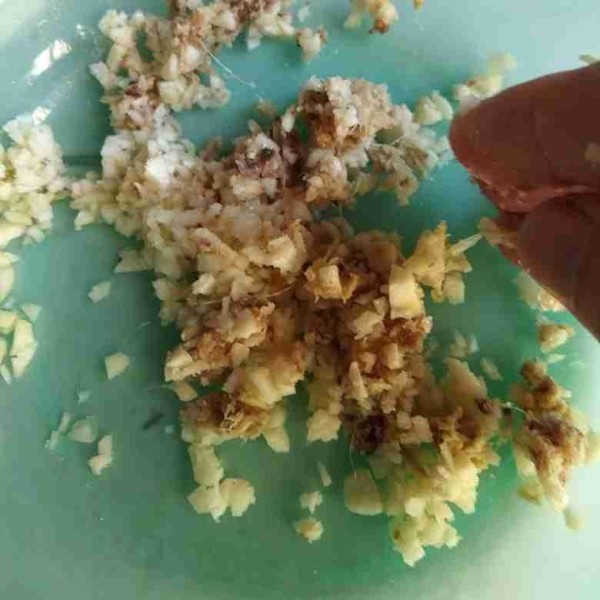 Campur bawang putih cincang, jahe parut, minyak, dan garam.