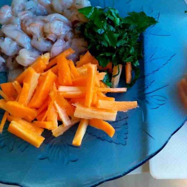 Potong korek wortel lalu cincang kasar udang dan iris seledri.