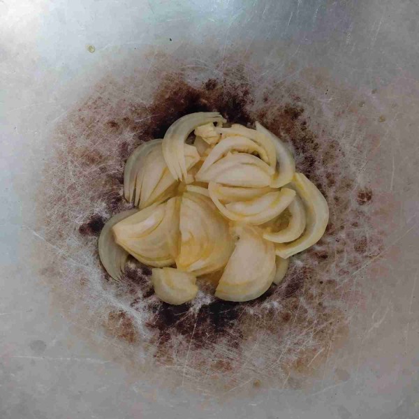 Panaskan margarin dalam wajan, tumis bawang putih, dan bawang bombay hingga harum dan layu.