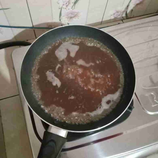 Buat bahan A, panaskan gula pasir di teflon dengan api kecil hingga meleleh, jangan diaduk cukup digoyang saja teflonnya. Jangan terlalu hitam nanti pahit, lalu tuang air panas biarkan caramel larut.