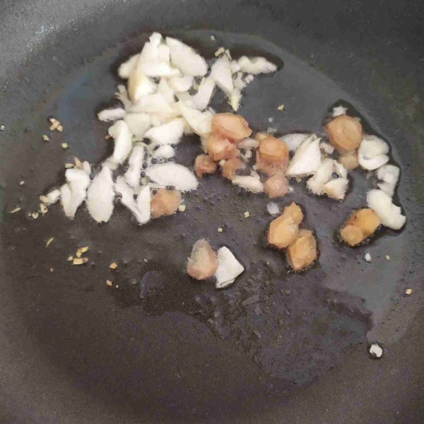 Tumis ayam jamur: Panaskan minyak secukupnya kemudian tumis bawang putih dan jahe hingga harum.