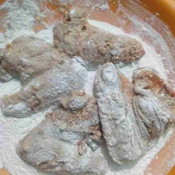 Setelah 1 jam lapisi dengan tepung maizena, kemudian goreng sampai kecoklatan dan matang.