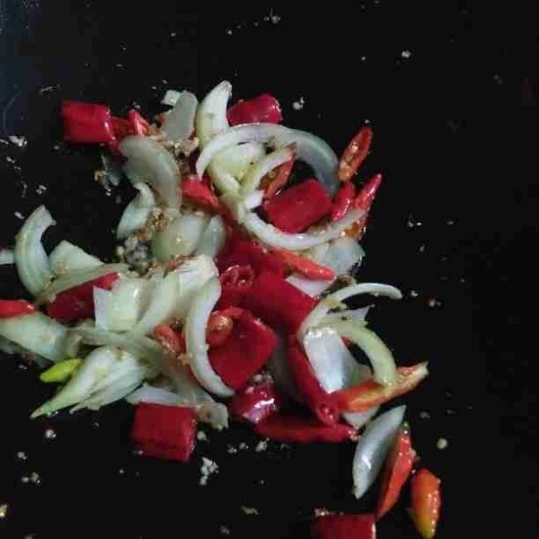 Tambahkan bawang bombai dan irisan cabai, masak sampai bawang dan cabai layu.