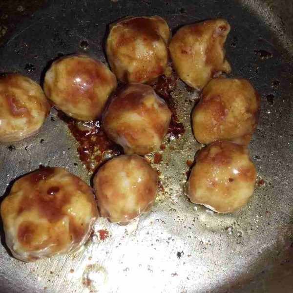 Lalu masak di atas teflon, bolak balik baso hingga saus menyerap dan agak kering, lalu angkat dan sajikan.