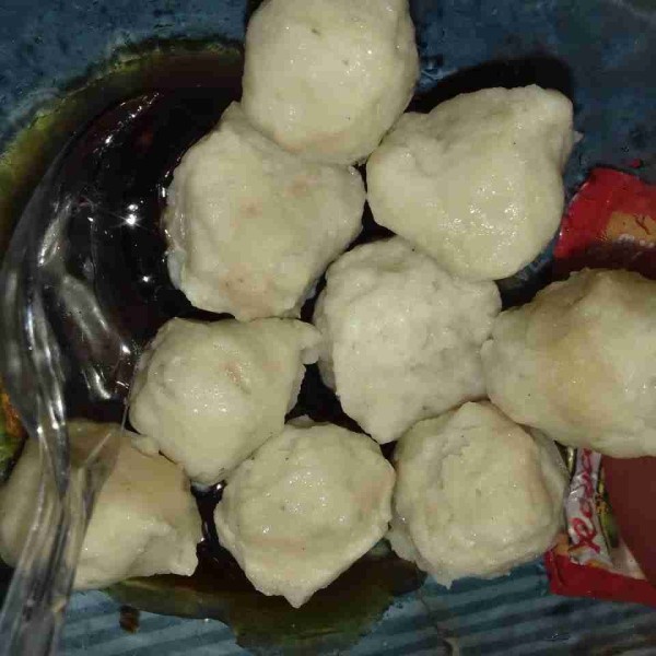 masukkan baso ke dalam saus, lalu aduk rata hingga tercampur.