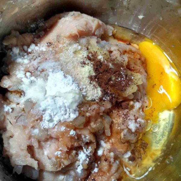 Masukkan semua bumbu ke dalam wadah adonan yaitu bawang putih, saus tiram, kecap asin, minyak, garam, gula, kaldu ayam bubuk, kaldu jamur, merica bubuk, pala bubuk, maizena, dan telur. Aduk semuanya sampai rata.