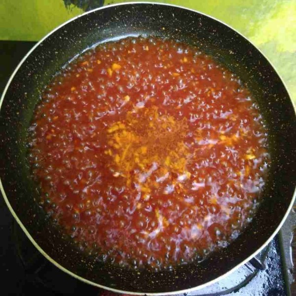 Campur semua bahan saus kecuali bawang putih. Panaskan sedikit minyak, tumis bawang putih hingga harum tambahkan saus. Masak hingga mengental. Sajikan saat matang.