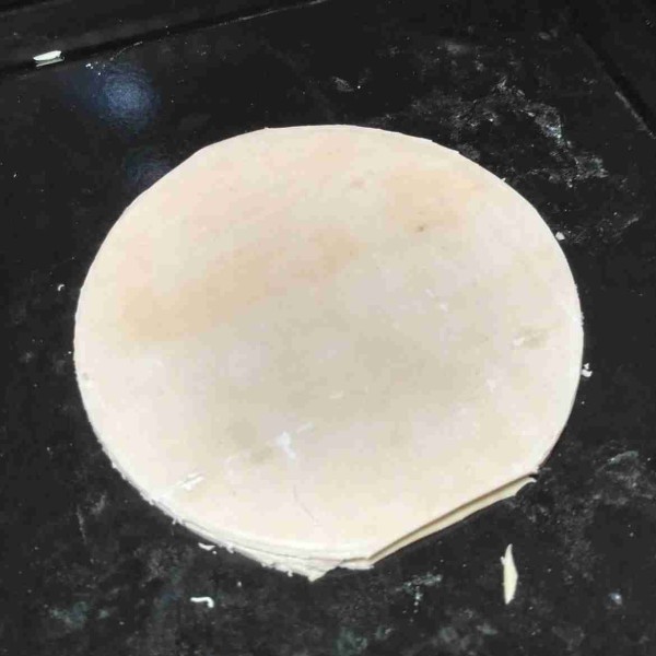 Ambil kulit pangsit, bentuk sesuai selera. Tadinya ini bentuknya kotak, lalu potong jadi bulat supaya mudah untuk membuat bentuknya.