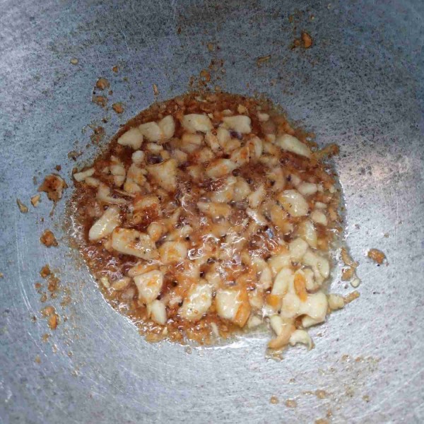 Tumis bawang putih dan jahe sampai harum kemudian masukkan ebi, aduk rata.